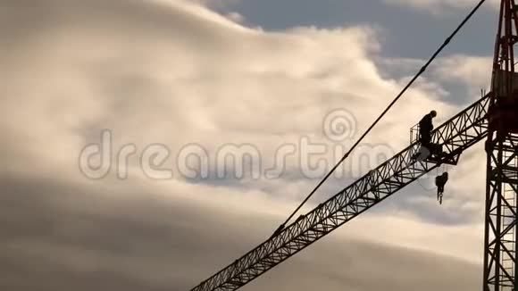 阴天大高姿态建筑工业起重机工人视频的预览图