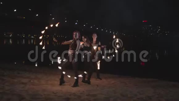 酷火技艺术家们站在一个旁边视频的预览图