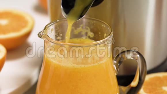 新鲜橙汁放在一个玻璃壶里靠近白色背景视频的预览图