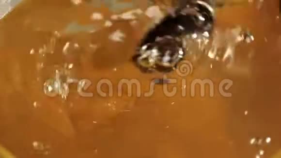 茶道勺子在茶壶里搅动茶现代冷汉语仪式关门视频的预览图