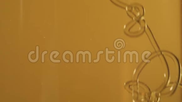 茶道蜂蜜倒入一个透明的玻璃中在明亮的背景下桌子上放着冰块石灰片和薄荷视频的预览图
