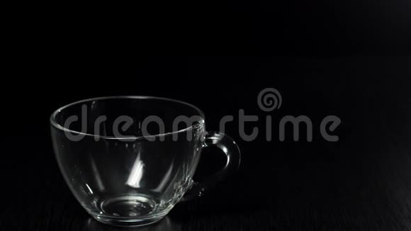 茶道石灰扔进一个透明的杯子在黑色的桌子上黑色的背景现代寒冷的中国仪式视频的预览图