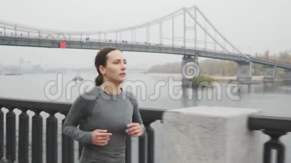 职业运动服装中的有吸引力有动力的运动女性在工业部门的跑步训练中呼吸困难视频的预览图