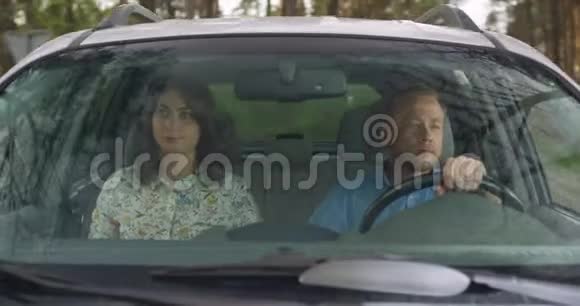 结婚的白人夫妇在路上旅行人们在街上开车男人和女人一起开车丈夫和丈夫视频的预览图