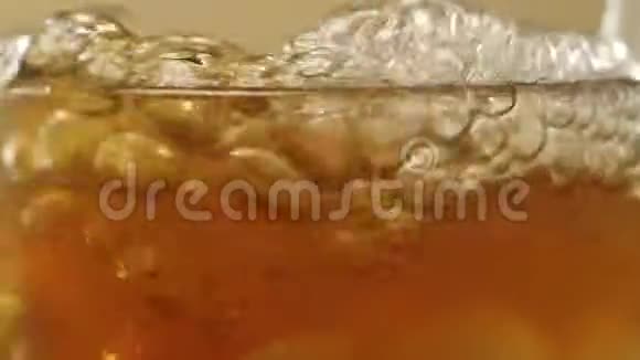 茶道泡沫泡成透明的玻璃上面有冰块石灰片和薄荷视频的预览图