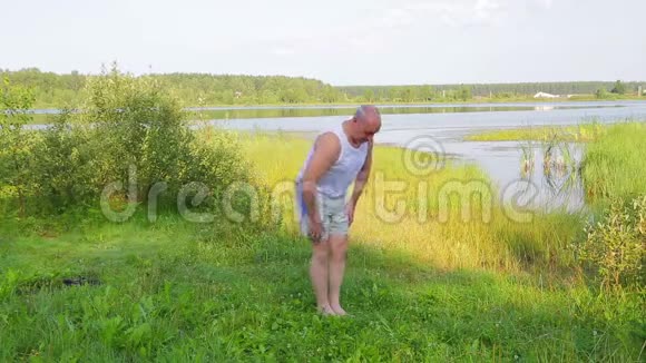 一名中年男子早上在湖边进行体育锻炼视频的预览图