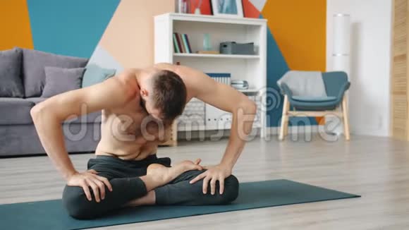 在家练习瑜珈呼吸技术的人切除腹部肌肉视频的预览图