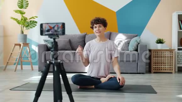 微笑瑜伽教练录音教程家庭vlog使用智能手机相机视频的预览图