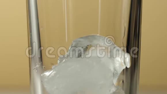 冰块掉进透明玻璃里有喷雾和水的冰冰的冷茶现代冷汉语仪式关门视频的预览图