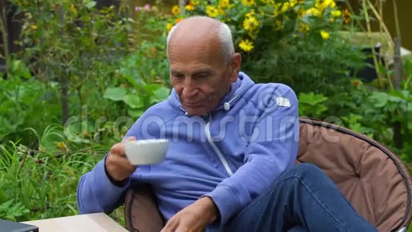 退休人员打电话到花园特写处喝茶视频的预览图