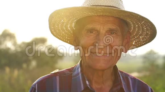 老人看着镜头对着太阳慢镜头微笑视频的预览图