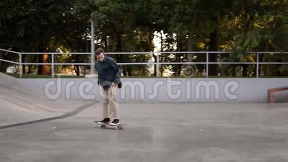滑板运动员在滑板公园玩滑板和跳奥利的把戏滑板者腿和运动鞋的极限特写视频的预览图