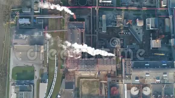 在钾肥厂建筑物和仓库上空的飞行烟斗视频的预览图