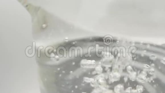 在明亮的背景下气泡在沸水中弹出到一个透明的锅中现代寒冷的中国仪式视频的预览图