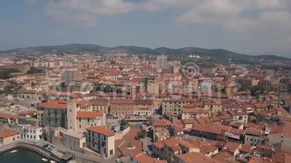 从空中俯瞰皮奥比诺在城市上空飞行旧城全景意大利马雷玛托斯卡纳视频的预览图