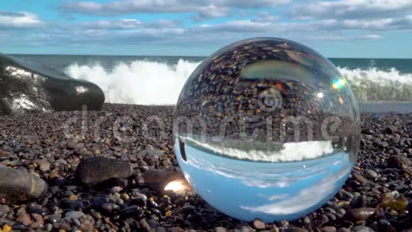 通过玻璃球观看海景和海滩景观视频的预览图