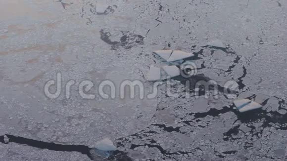 北极冰原和格陵兰冰面景观从平面上看视频的预览图