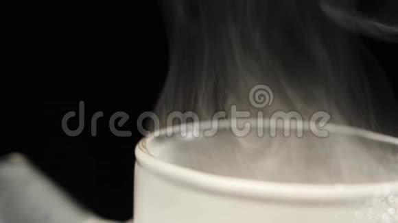 开水蒸汽在茶壶的一侧凝结起来视频的预览图