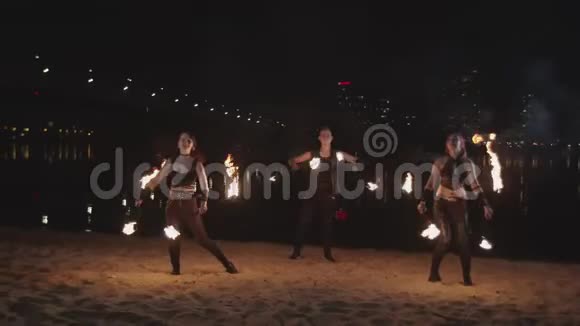 三位艺术家在夜晚用灯光跳舞视频的预览图