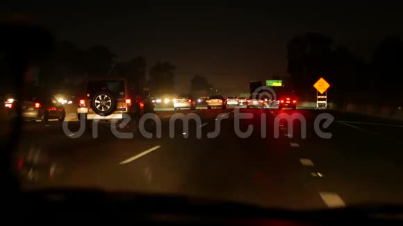 从车上看洛杉矶夜间繁忙的高速公路美国加利福尼亚州的大型州际公路公路自动汽车视频的预览图
