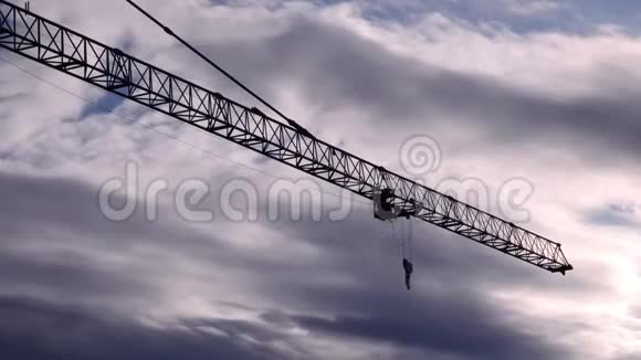 云天大高姿态建筑工业起重机上的工人视频的预览图