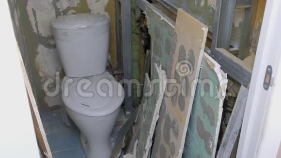 装修期间厕所盥洗室内有建筑杂物视频的预览图