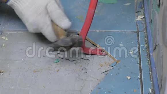 拖车制作翻新用撬棍从厕所的地板上移除瓷砖视频的预览图