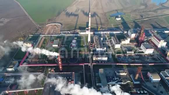 在钾肥厂建筑物和仓库上空的飞行烟斗视频的预览图