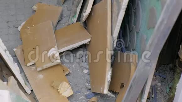 翻修期间用建筑碎片和石膏纸板损坏的房间视频的预览图