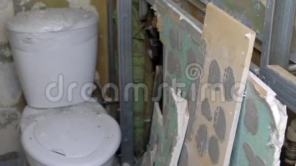 装修期间厕所盥洗室内有建筑杂物视频的预览图