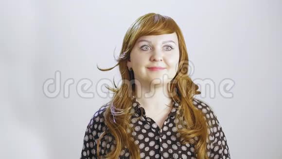 一个白色背景的年轻女人表现出幸福的情绪视频的预览图