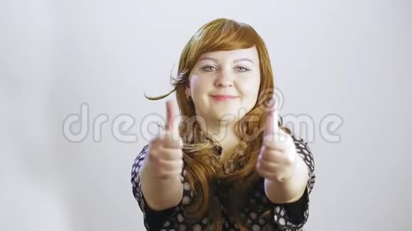 一位白色背景的年轻女子用双手在课堂上进行情绪展示视频的预览图