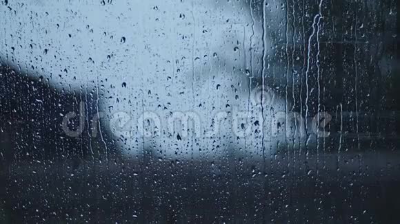 雨落在窗上时间流逝暴雨艰难秋天的天气视频的预览图