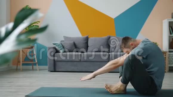 男瑜伽生在家做脊柱伸展运动视频的预览图