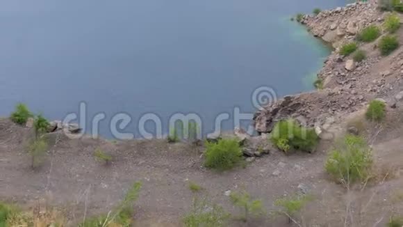 具有矿化地下水源的湖泊视频的预览图