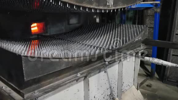 钢化玻璃用炉内在高温下融化玻璃视频的预览图