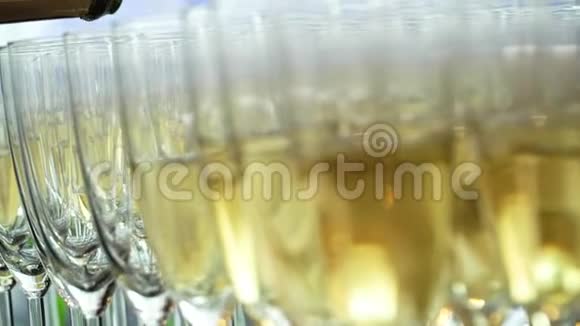 派对上的香槟杯被装满了视频的预览图