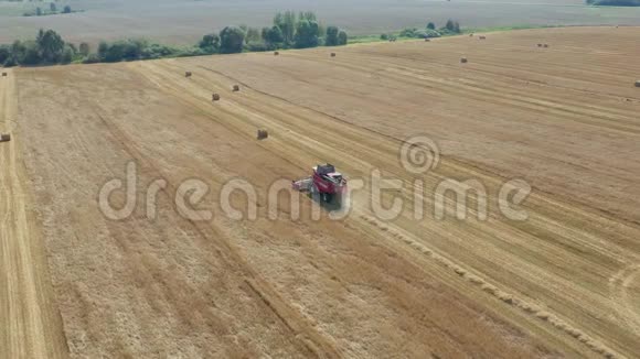 农业联合机械作物收割机在农村视野中的应用视频的预览图