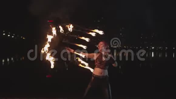 女艺术家表演旋转点燃扇子的艺术视频的预览图