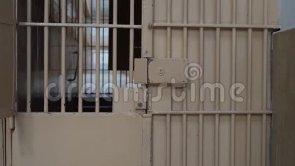 钢门带杠监狱里有一把大锁视频越来越模糊了视频的预览图