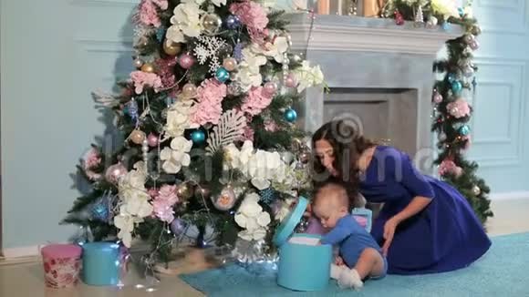 快乐的母亲和可爱的婴儿庆祝圣诞节的肖像视频的预览图