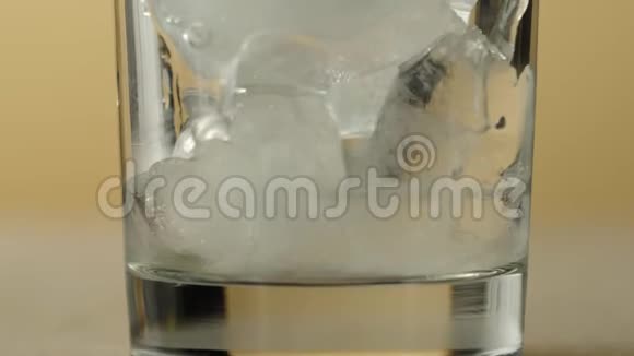 茶道冰茶倒入透明玻璃中在明亮的背景下放入冰块和石灰片视频的预览图