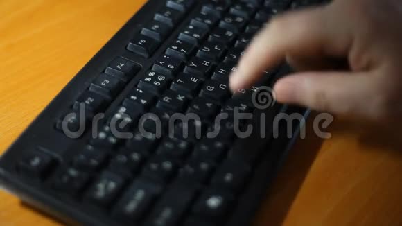 一个人用一只手在电脑键盘上打字视频的预览图
