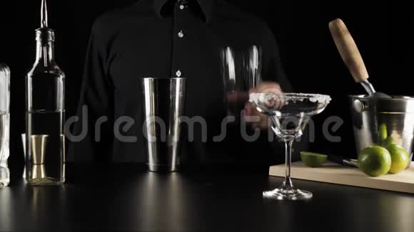 经典玛格丽塔鸡尾酒酒保用杯子把波士顿摇床关上然后用手掌拍打在黑色背景上视频的预览图