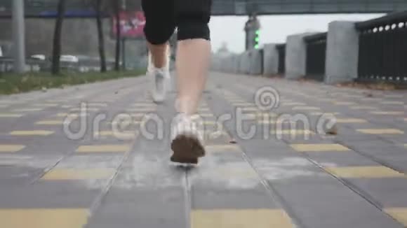 美丽的瘦适合女人的腿强烈的奔跑在长廊在工业部分城市女运动员穿白色鞋d视频的预览图
