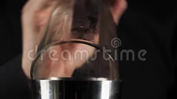 经典玛格丽塔鸡尾酒酒保从波士顿摇床上拿出一个杯子把它包在边缘放在桌子上视频的预览图