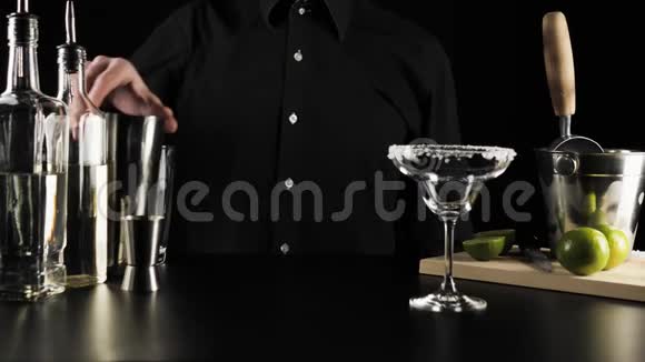 经典玛格丽塔鸡尾酒酒保拿了一个波士顿摇床放在桌子中间玛格丽塔酒的概念视频的预览图