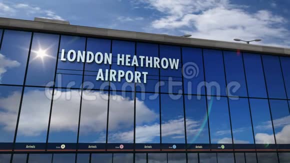 在伦敦希思罗机场降落的飞机在候机楼内视频的预览图