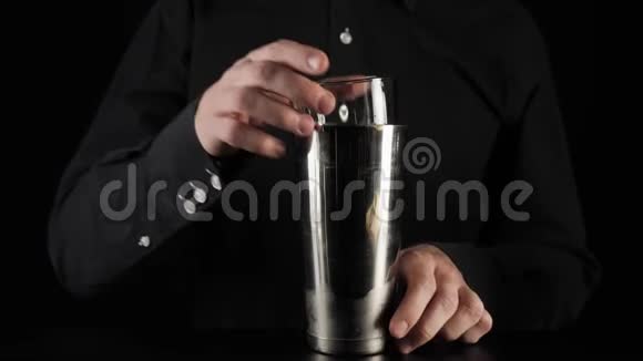 经典玛格丽塔鸡尾酒酒保从摇床上拿出一杯鸡尾酒配料把杯子放在桌子上视频的预览图