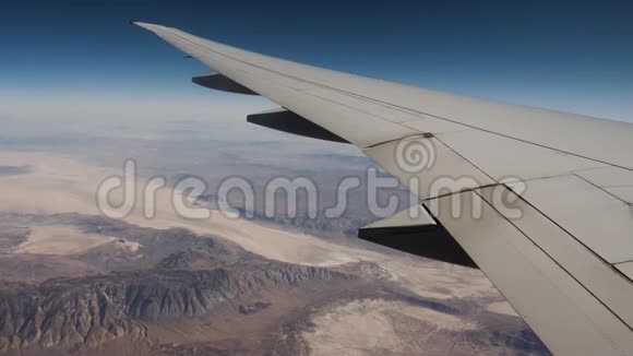 从飞机飞行高度的窗口看天空和沙漠视频的预览图